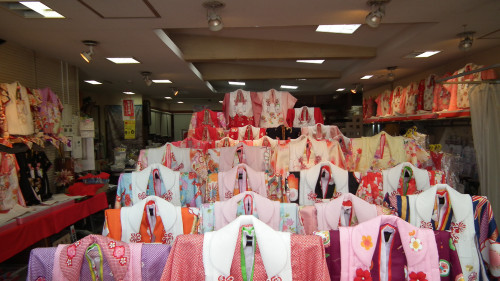 七五三3歳の着物売り場です。古典調を中心にたくさんの着物が並んでいる店内画像です。