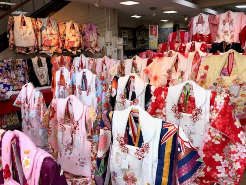 3歳の着物売り場を右斜め前から撮影しています。古典調や様々な色柄の着物が写っている画像です。