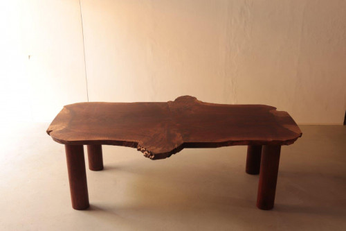 クラロウォールナットの　ホッキョクグマ脚の　厚板耳付大テーブル