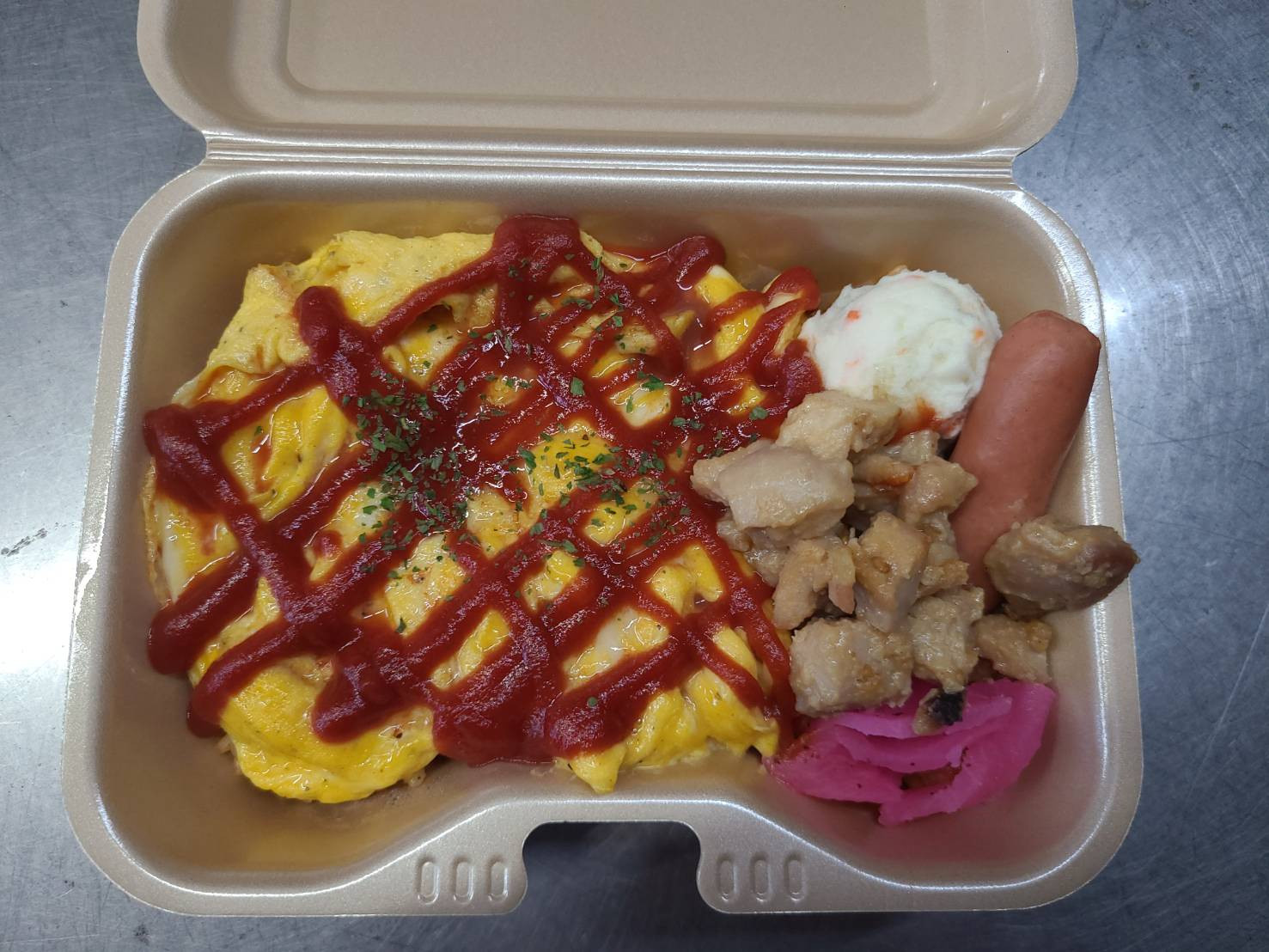 オムライス　810円（税込み）