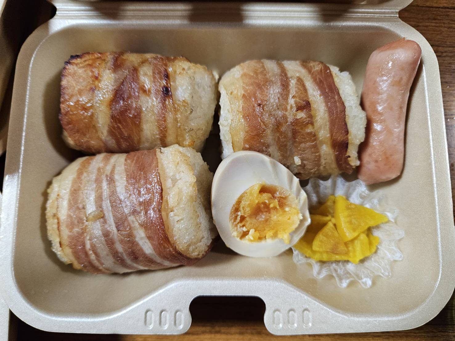 肉巻きおにぎり　756円（税込み）