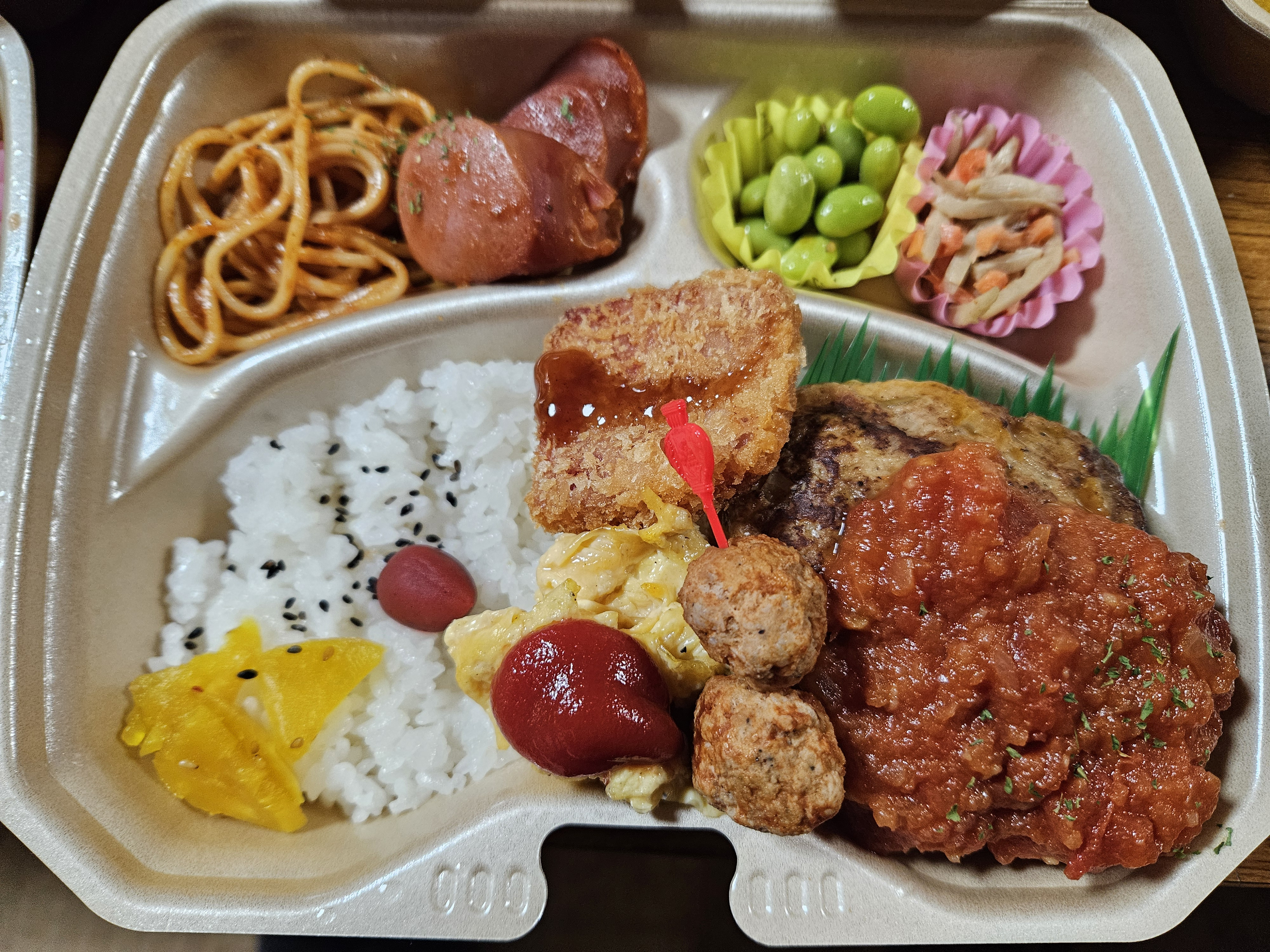 ハンバーグ　トマトソース