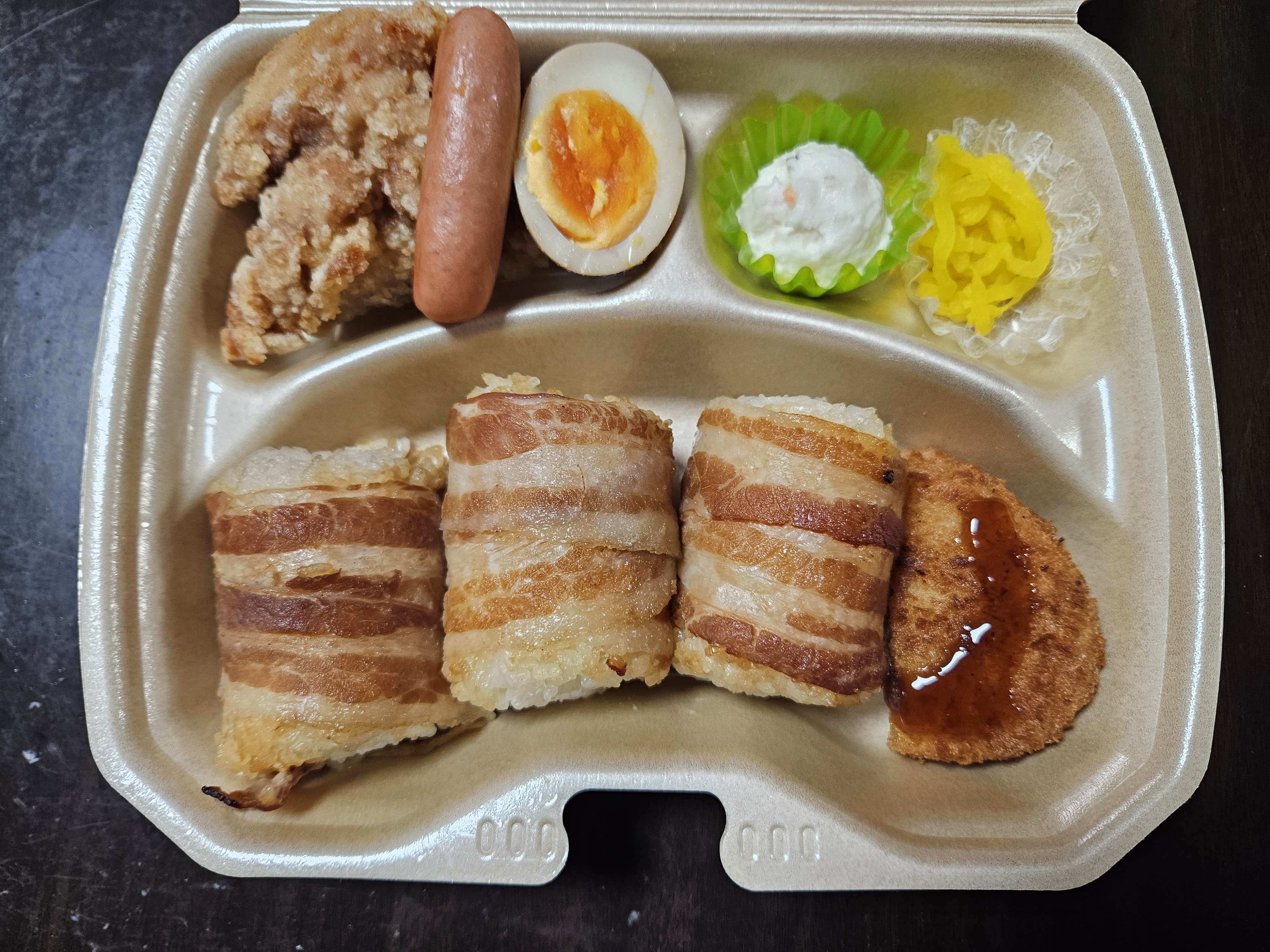 肉巻きおにぎりおかず付　※972円（税込み）