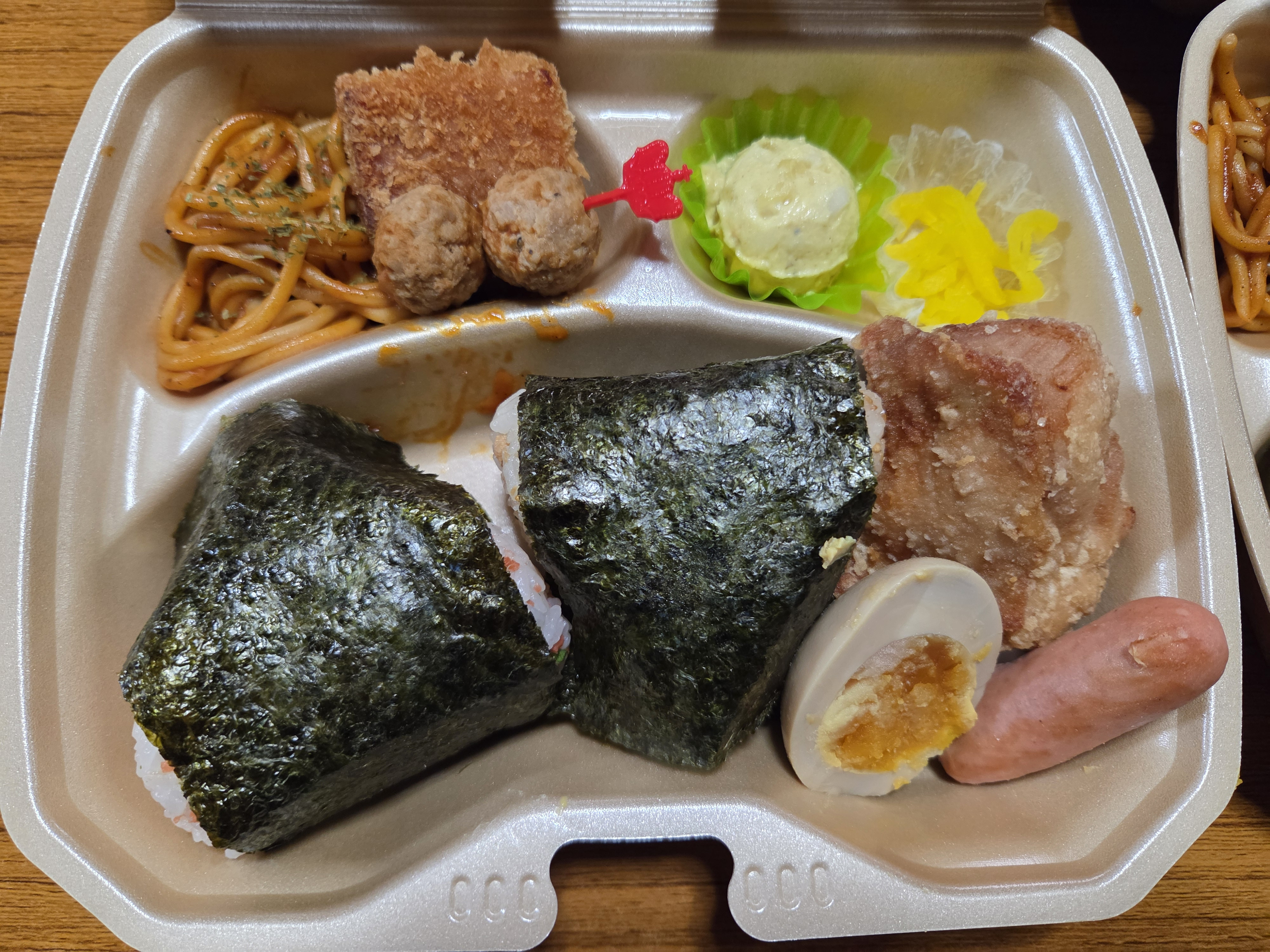 おにぎり おかず付 ※864円（税込み）