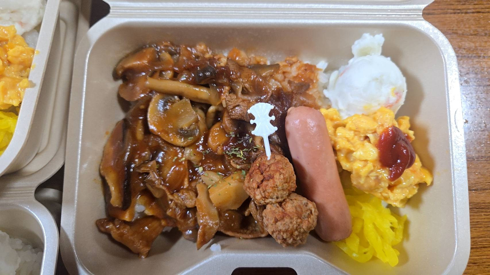 ハヤシライス　（税込810円）