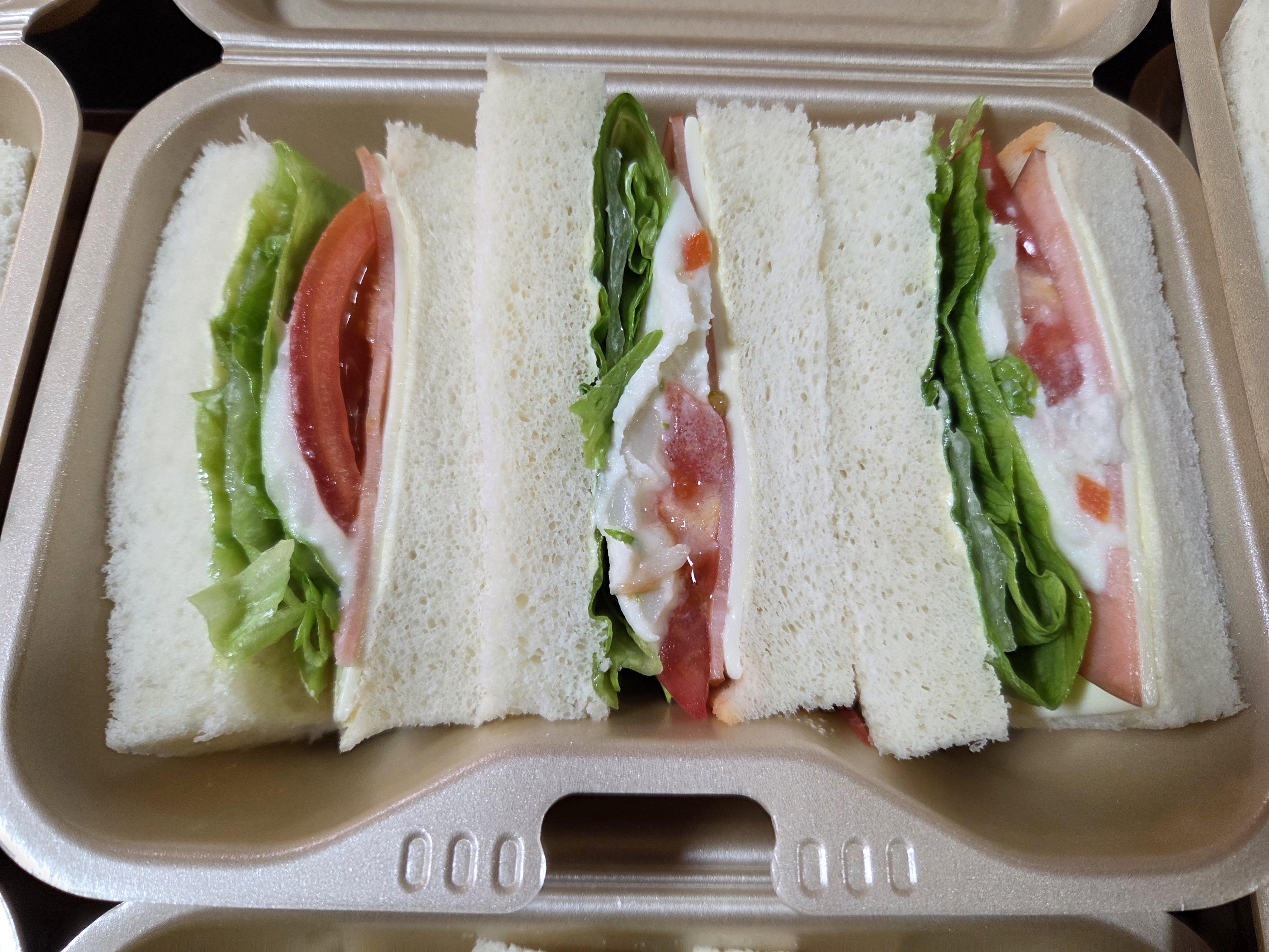 ミックスサンド　648円（税込み）