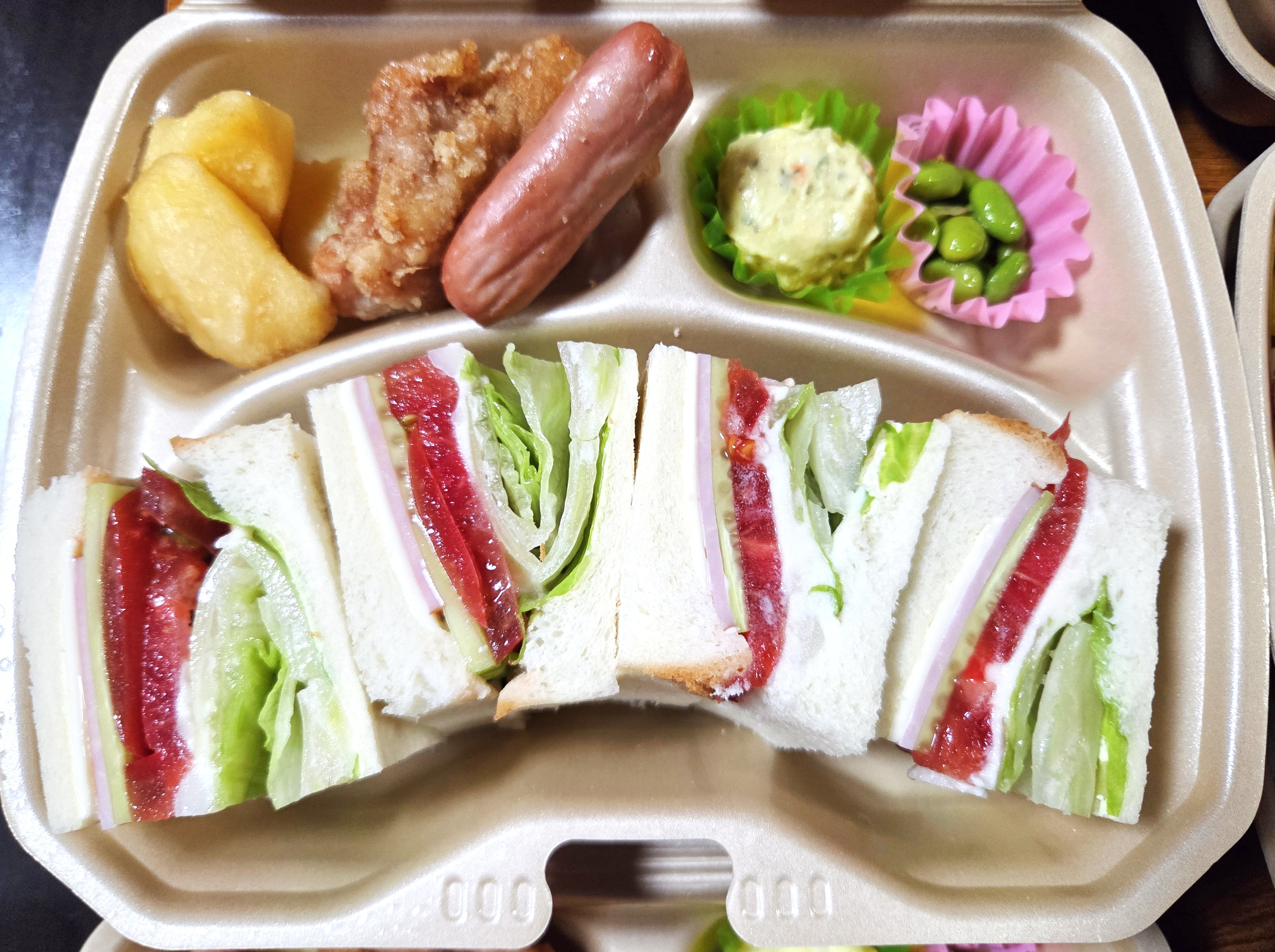 ミックスサンド　おかず付　※864円（税込み）