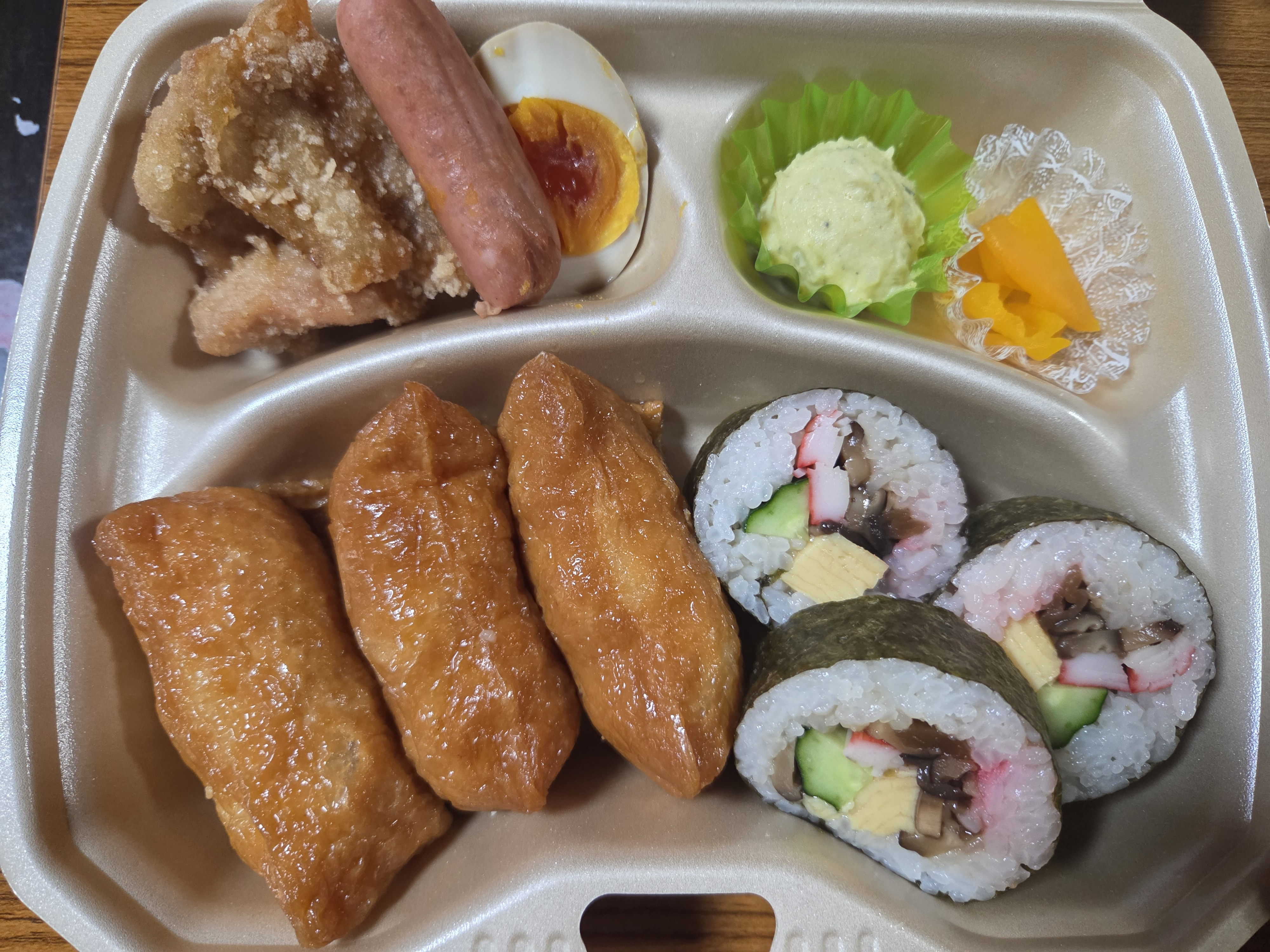 助六　おかず付　※864円（税込み）