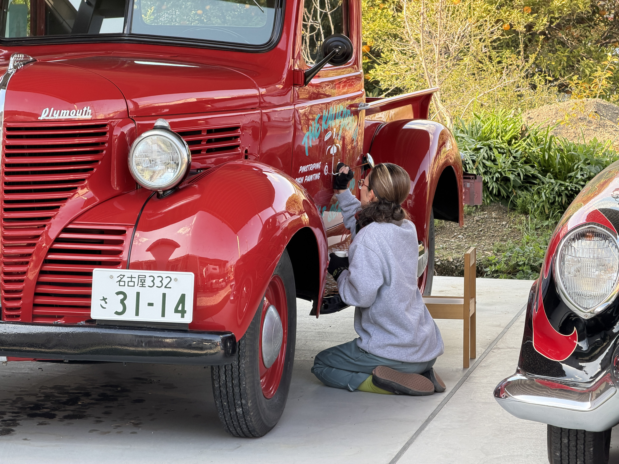ドアにペイント中のCYNAR