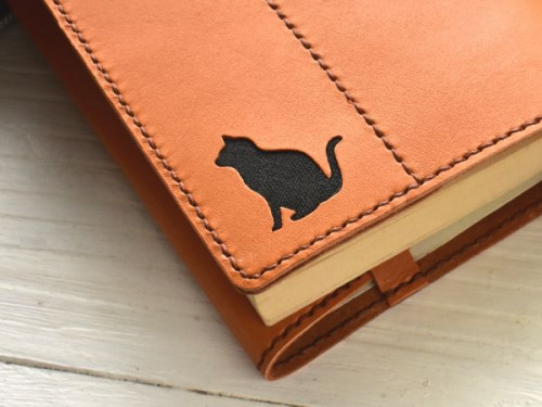 猫のシルエットの革製ブックカバー
