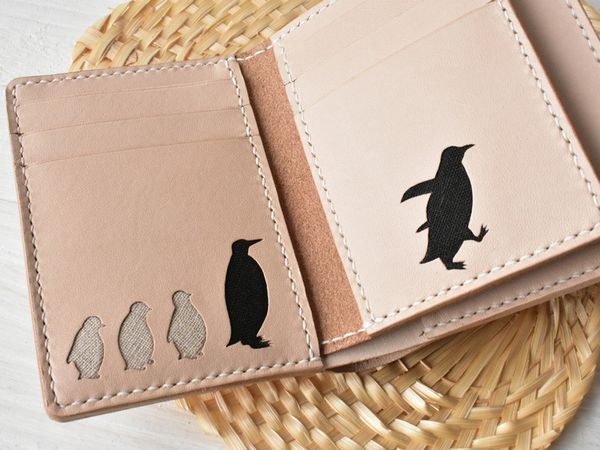 親子ペンギンの二つ折り革財布（ハーフウォレット）