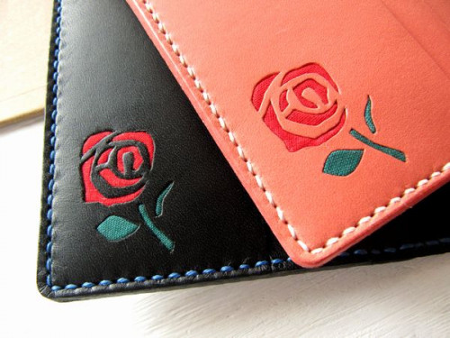 薔薇のシルエットの革製ペアパスポートケース 