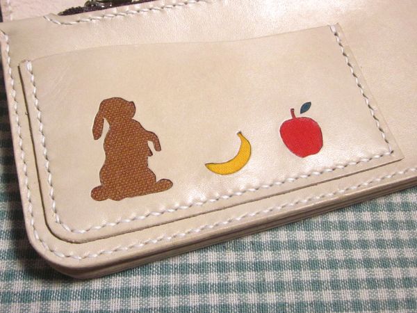 ウサギとバナナとリンゴのモチーフの革財布