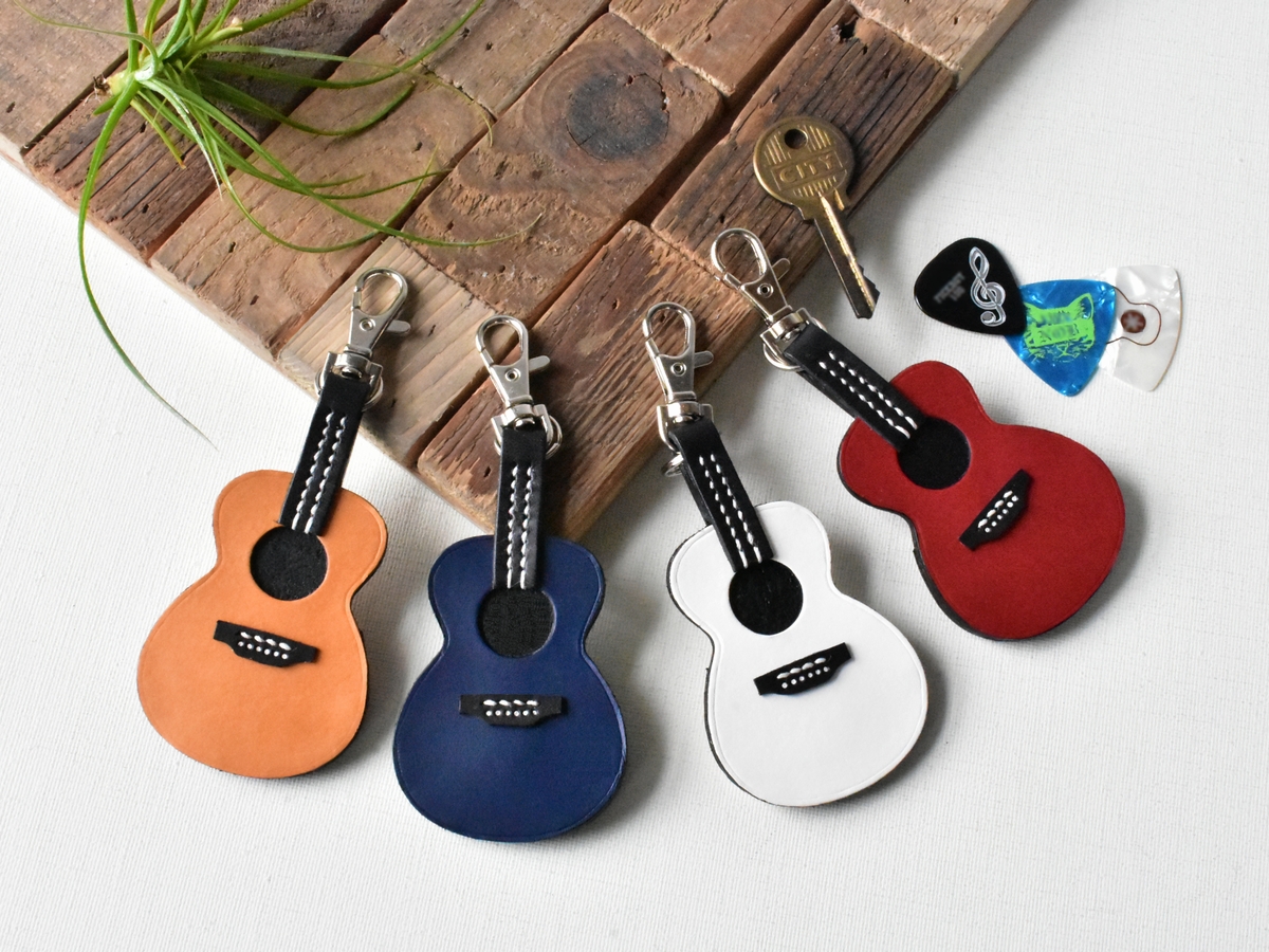 ミニチュアギターのチャーム【4色カラー】ピックケース・キーホルダー・バッグチャーム☆Creemaにて販売開始しました。