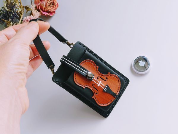ミニチュアバイオリンの革製カードケース