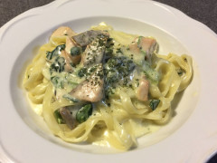 生パスタ、鮭とほうれん草のクリームのフェットチーネ