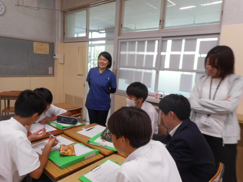 生徒のディスカッションを見守る様子