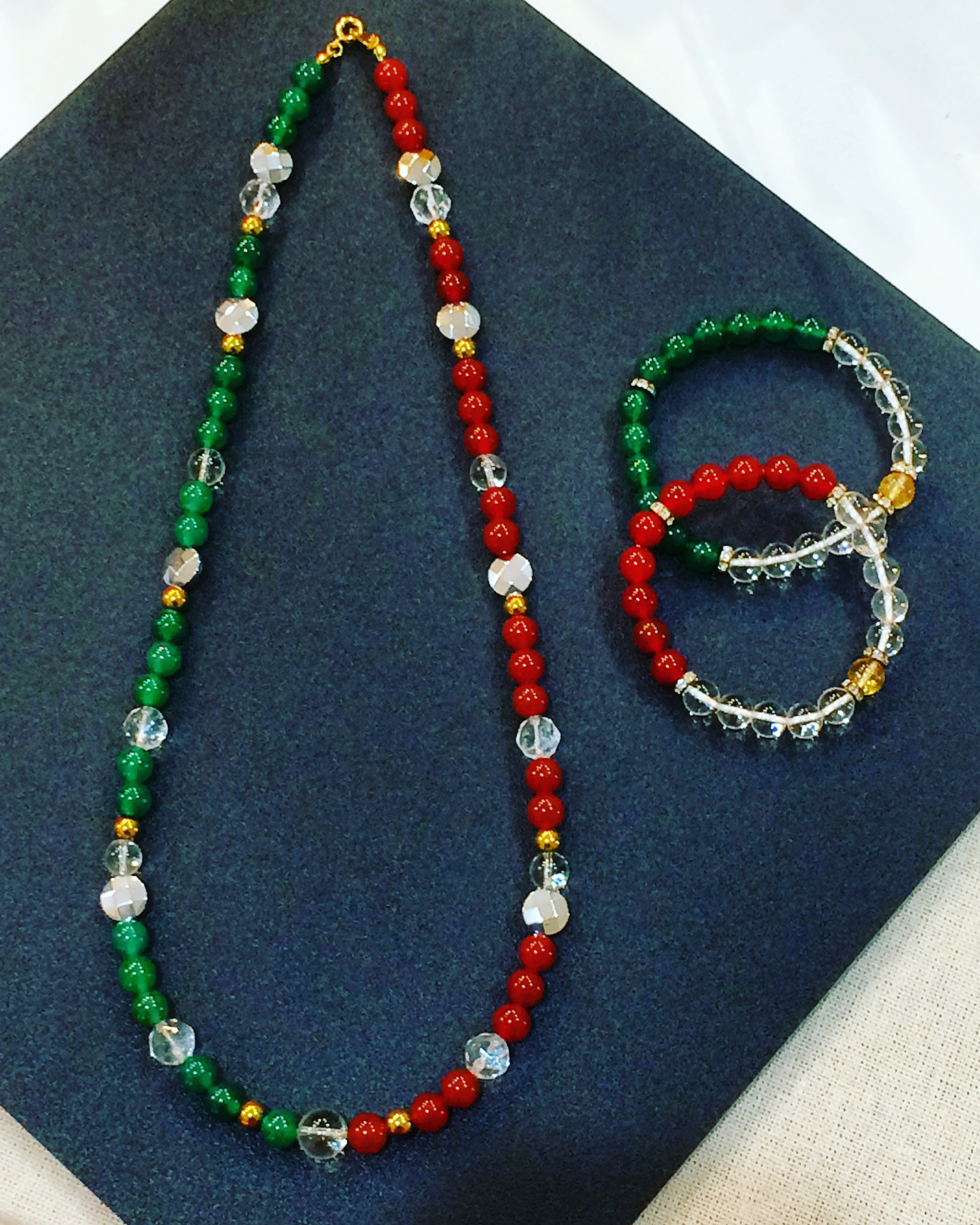 クリスマスカラーのロングネックレや重ねてバングル風にもできるできる6〜8㎜ベースのブレスレットなど🌟色々なアレンジが楽しめるアクセサリー✨