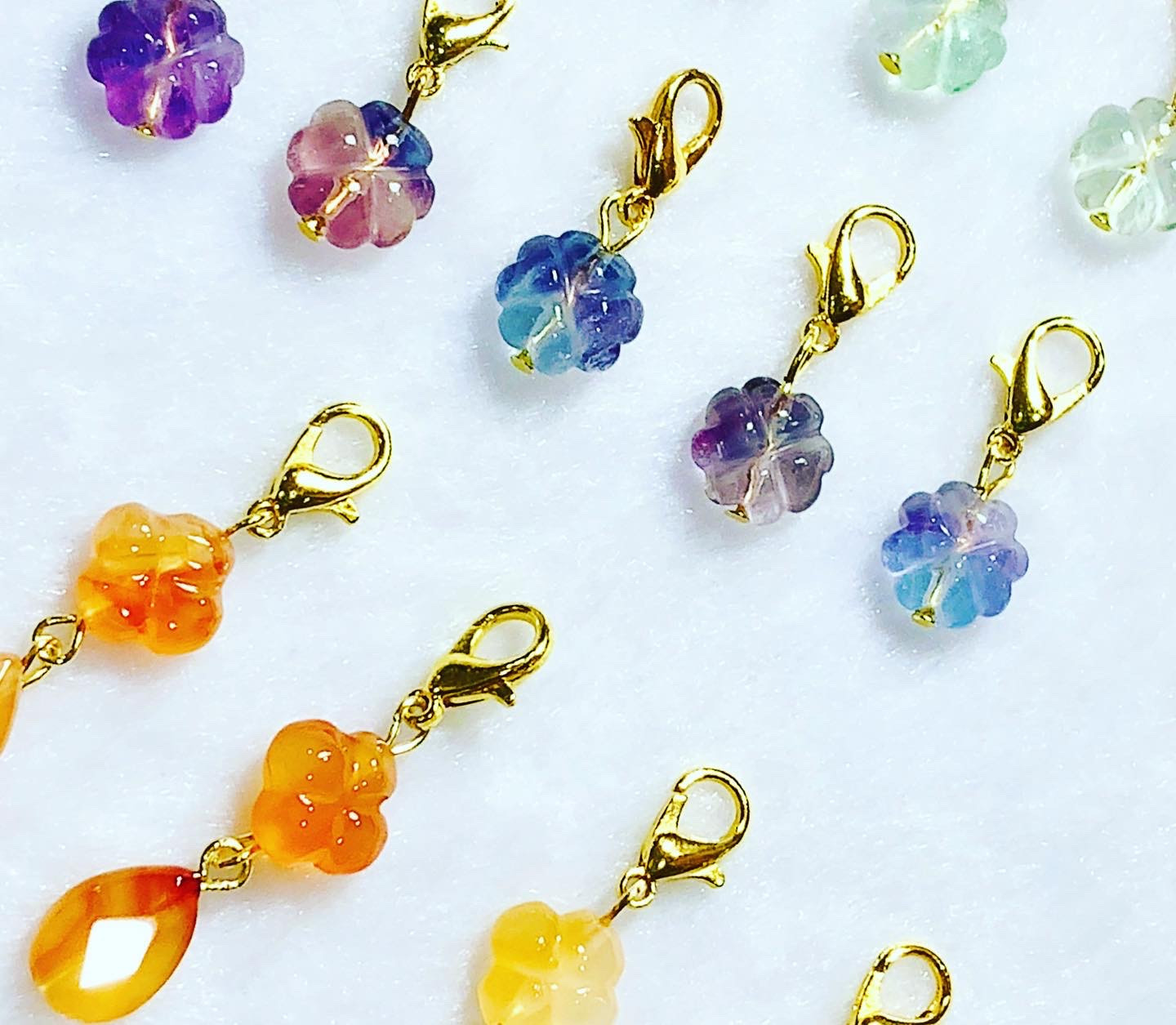 グラデーションが綺麗なフローライト☘️夏を思わせる鮮やかなカーネリアン🍊ピアスやイヤリング✨バッグやポーチのチャームにおすすめです😊