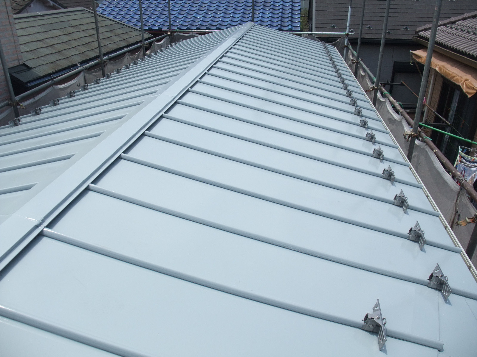 さいたま市桜区　ガルバニウム鋼板　屋根塗装　雪止め金具取付