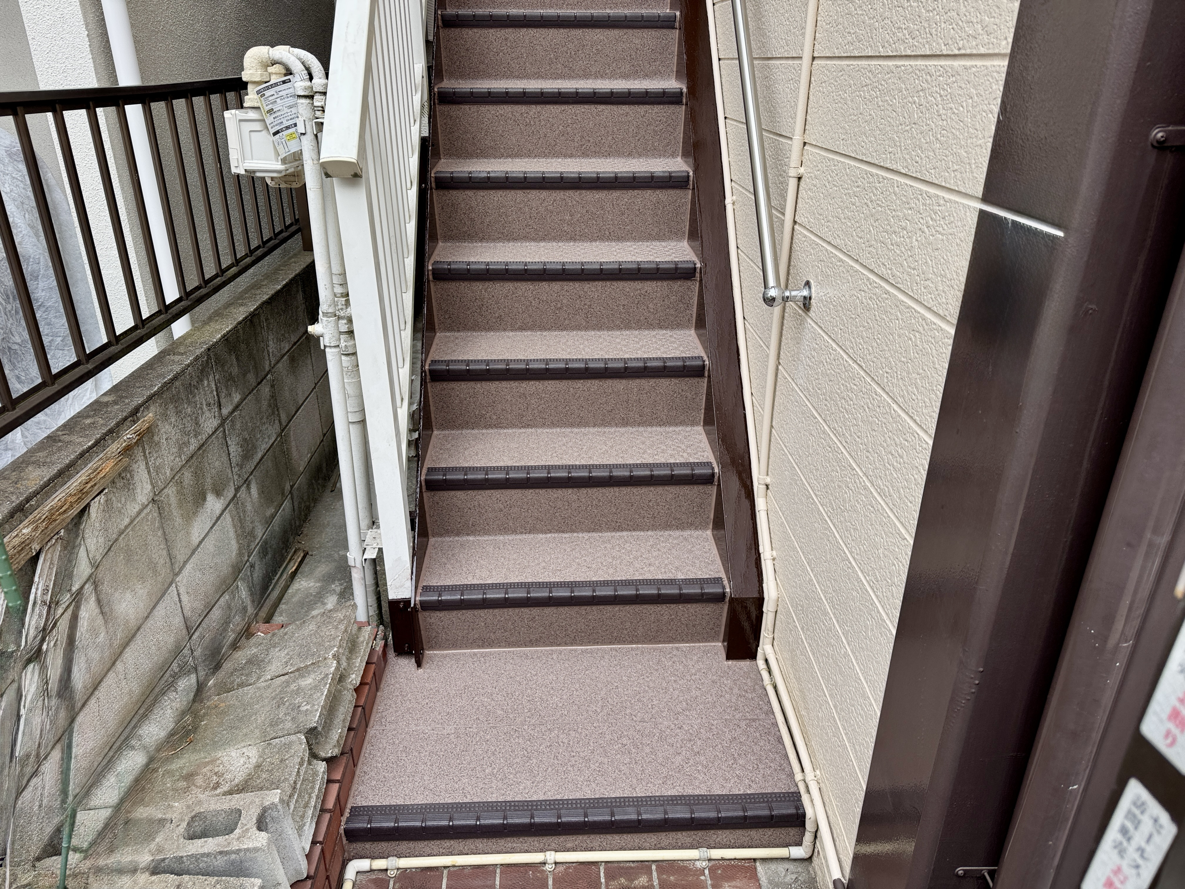 埼玉県蕨市　外階段　鉄部塗装工事　長尺シート施工　床タキロンSA　階段タキステップ５W取付工事