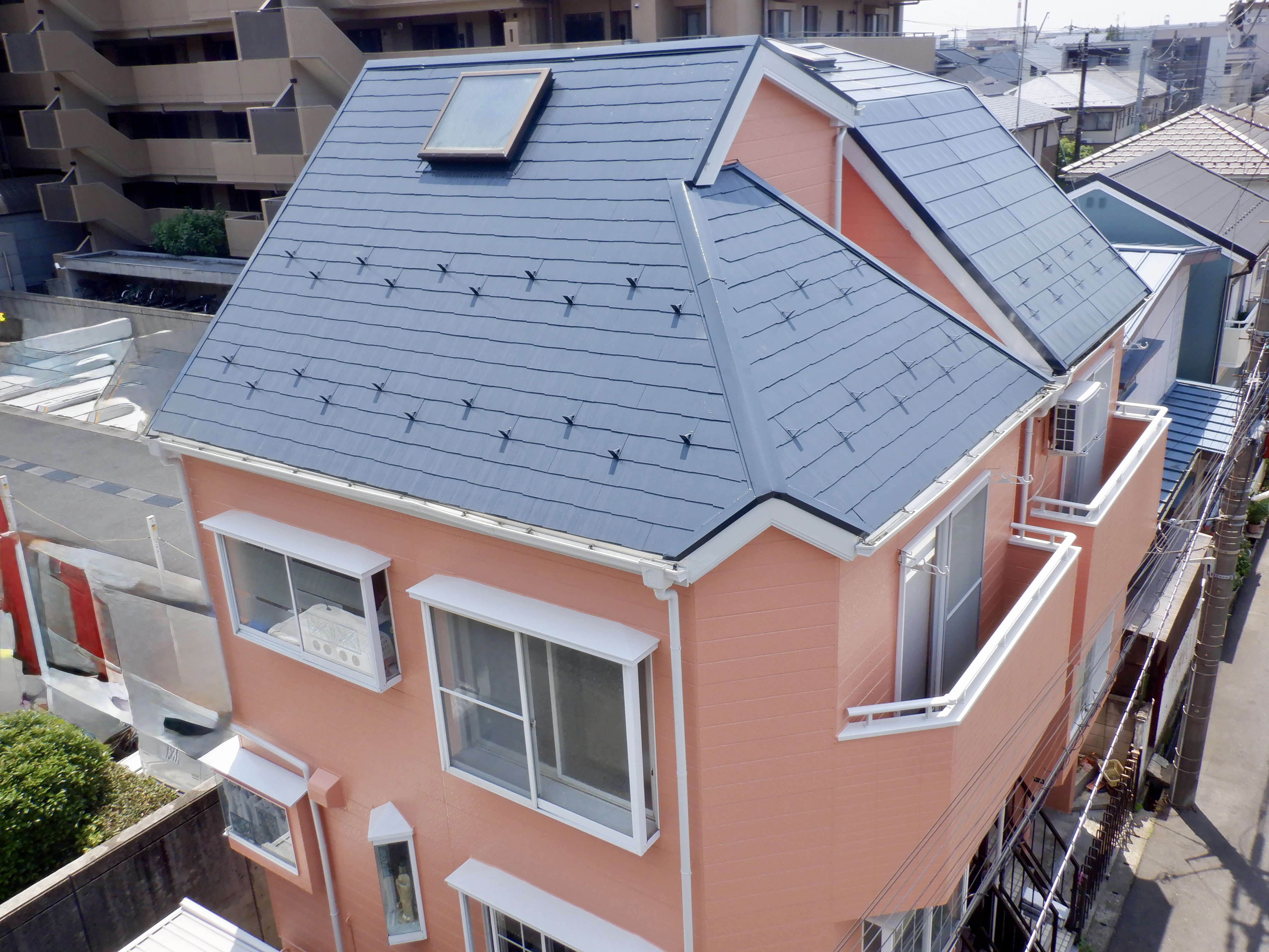埼玉県さいたま市桜区　築４０年　コロニアル屋根及び鋼板屋根塗装工事　外壁塗装工事　階段タキステップ施工