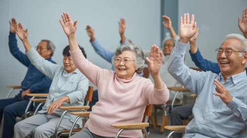 日本人男女８０代両手あげて、椅子にすわった、笑顔・体操してる写真７名 (1).jpg