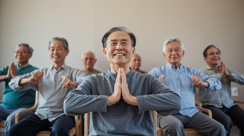 日本人70代元気な高齢者・笑顔・長袖・椅子ヨガしてる写真7名男女.jpg