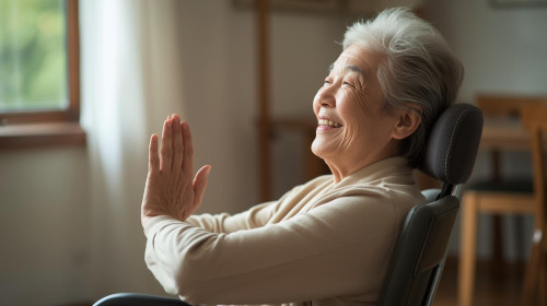 椅子ヨガ笑顔シニア80歳日本人.jpg