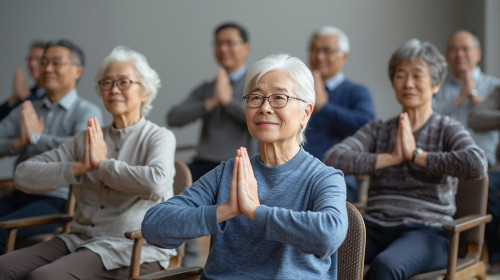 日本人男女10名椅子ヨガしている、７０歳・長袖・笑顔・綺麗な写真.jpg
