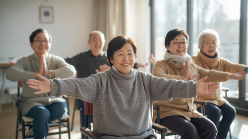 ７０歳　５名　　男女　冬に椅子ヨガしている写真・太陽の光があったってる部屋で、椅子ヨガしている　日本人男女長袖・笑顔.jpg