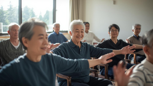 椅子ヨガしている男女７０歳窓から朝日が差す部屋で椅子ヨガ１０名日本人・長袖・笑顔 (1).jpg