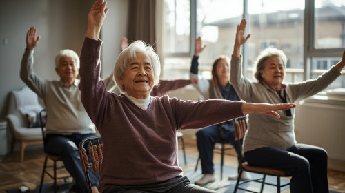 70歳 5名 男女 冬に椅子ヨガしている写真・太陽の光があったってる部屋で、椅子ヨガしている 日本人男女長袖・笑顔 (2).jpg