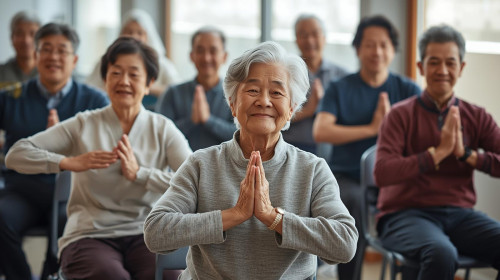 日本人男女10名椅子ヨガしている、70歳・長袖・笑顔・綺麗な写真 (2).jpg