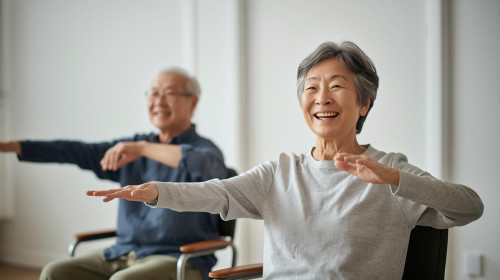 椅子ヨガしてる７５歳男女長袖・笑顔日本人 (3).jpg