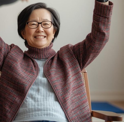 ７５歳男女椅子に座って両手あげてバンザイ笑顔・長袖・日本人体操している (2).jpg