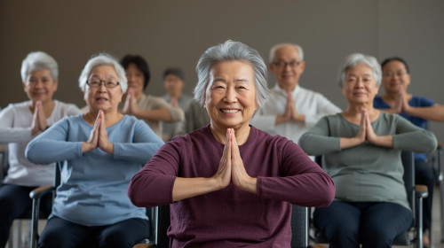 日本人男女10名椅子ヨガしている、７０歳・長袖・笑顔・綺麗な写真 (1).jpg