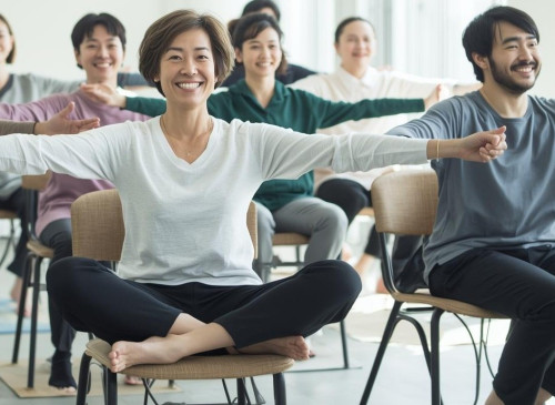 日本人男女８名笑顔・長袖・椅子ヨガしてる・日差しのはいる部屋.jpg