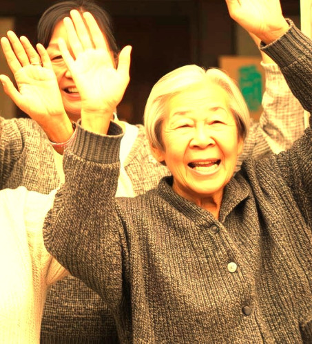 高齢者75歳5名 両手バンザイポーズ 長袖・笑顔・日本人.jpg