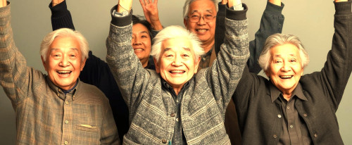 高齢者７５歳５名　両手バンザイポーズ　長袖・笑顔・日本人 (2).jpg