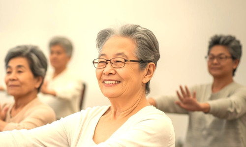 80歳男女椅子ヨガしている日本人長袖・笑顔5名 (3).jpg