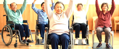 80歳男女椅子ヨガしてる写真日本人長袖・笑顔・車椅子2名とシニア３名 (3).jpg