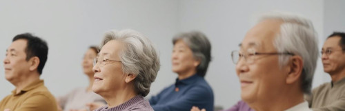 日本人80歳椅子ヨガしてる男女長袖・笑顔10名横顔 (1).jpg