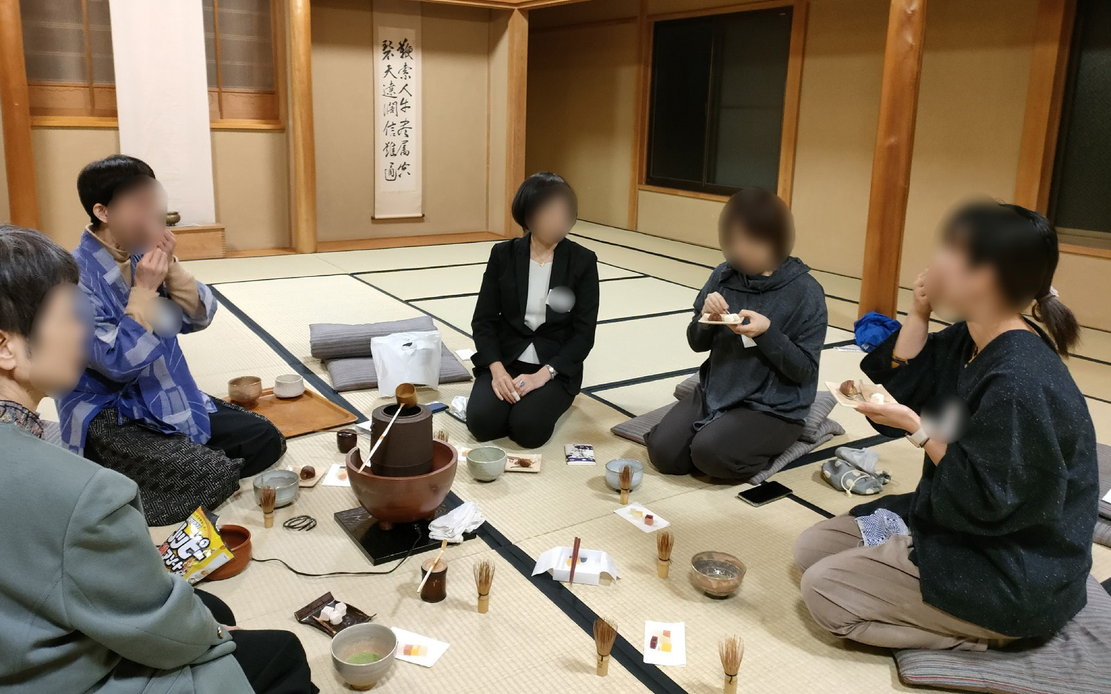 2210微笑会10_禅堂でお抹茶を飲む女性たちトリミング_.jpg