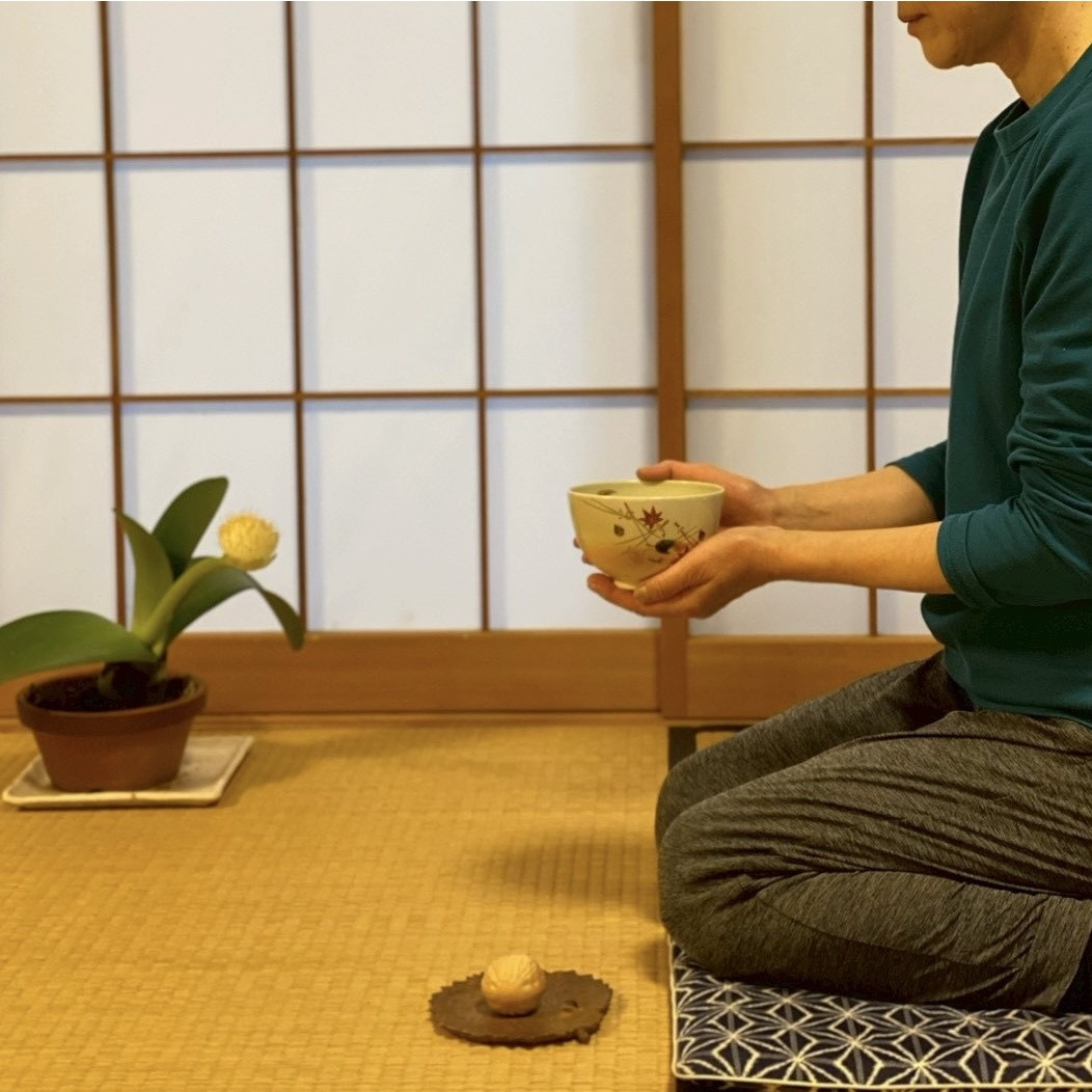 お抹茶を飲む女性