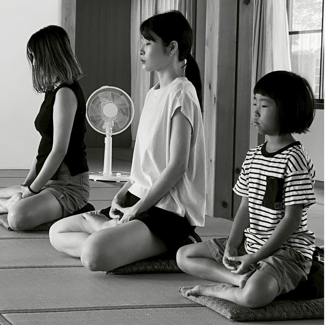 座禅中の子どもたち