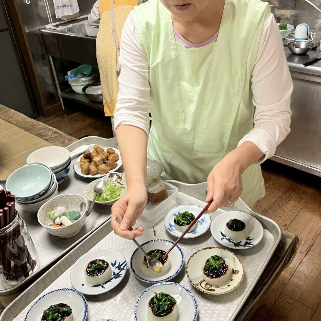 典座作務をする女性