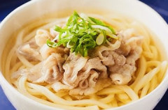 🍜 肉たっぷりうどん（豚肉入り）　