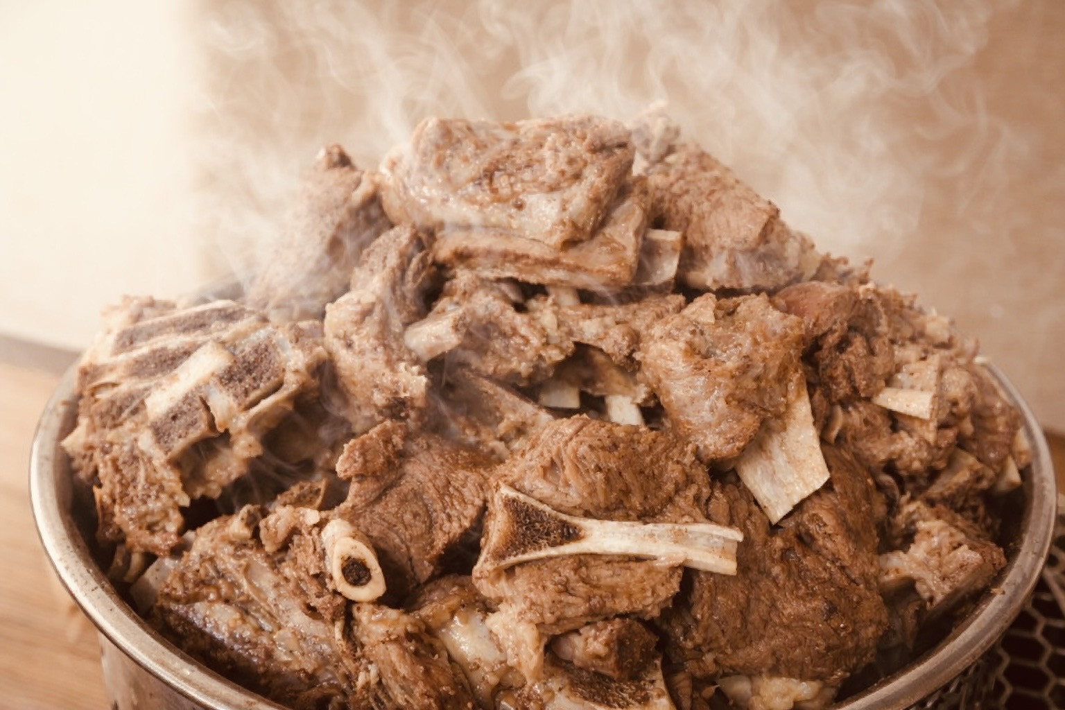 チャハル名物 骨付き塩茹でラム肉 モンゴル伝統の味