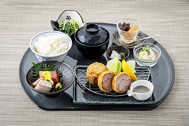 柔らか厚切り豚ヒレカツ ゴマだれソース